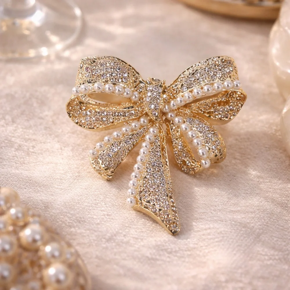 Elegant Gold and Pearl Bow Brooch
